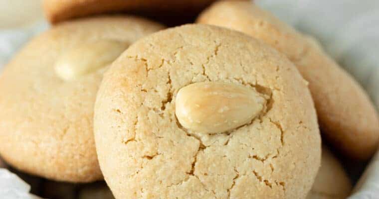 Greek Chewy Almond Cookies – Amygdalota