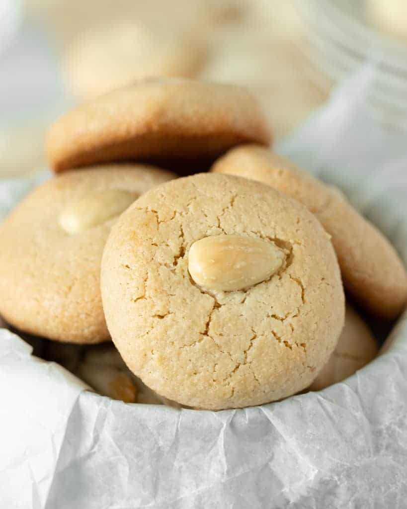 Greek Chewy Almond Cookies – Amygdalota